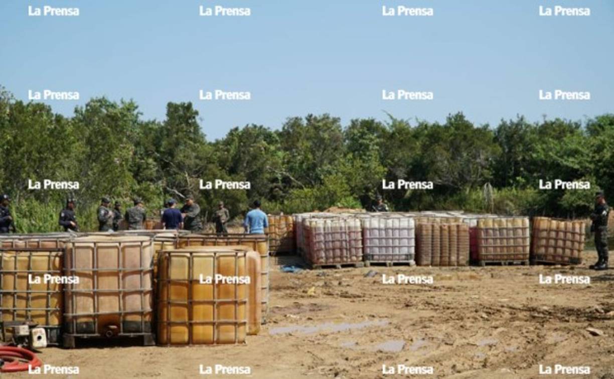 75 recipientes eran utilizados en uno de los predios para almacenar el combustible decomisado, que según las autoridades es producto de los robos que ocurren a diario en el puerto.