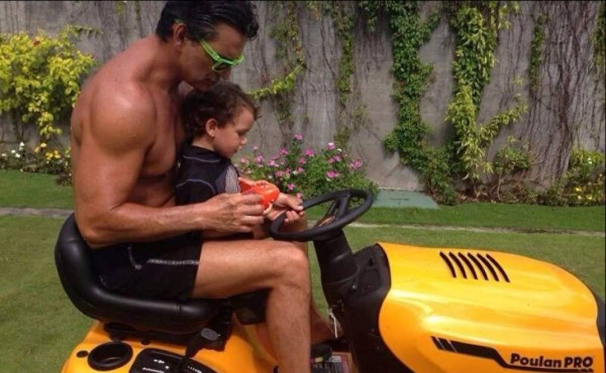 Ricardo Arjona junto a su hijo más pequeño.