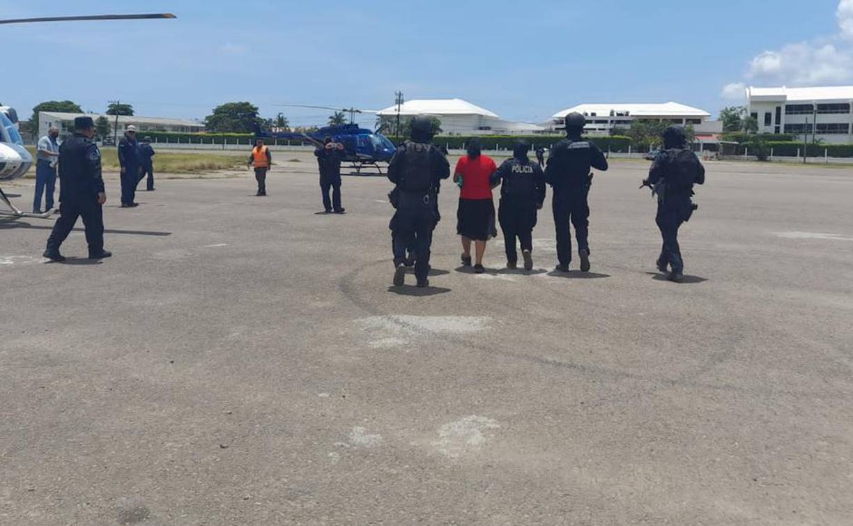 Estados Unidos los reclama en extradición y ofreció recompensas individuales de 5 millones de dólares por información que llevara a la captura de Herlinda y sus dos hijos, según informó la semana pasada el portavoz del Departamento de Estado, Ned Price.