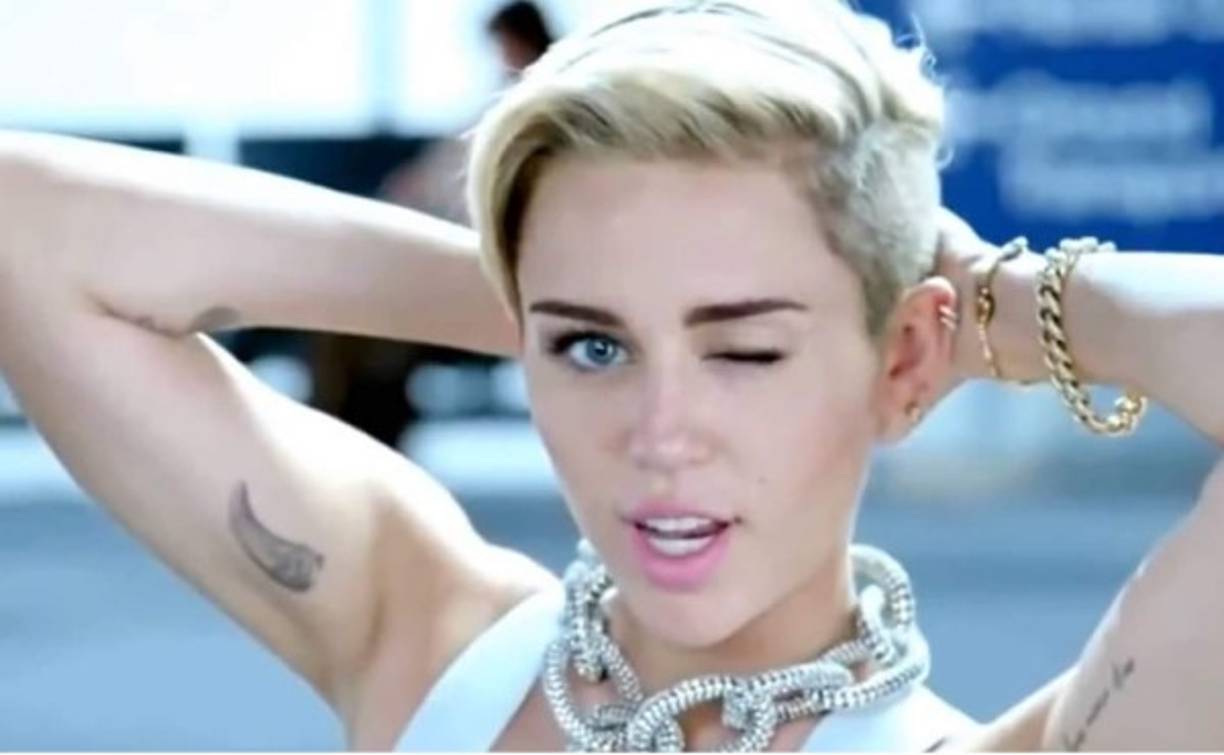 Aprovechando la combinación de carisma sexual y atractivo físico apetecible para el público de masas, la divas Mk Ultra exhiben su esclavitud bajo los siguientes símbolos...