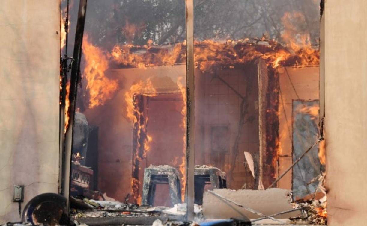 Debido a los fuertes vientos que soplan en la zona, y que junto a la sequedad del terreno han contribuido a la rápida expansión de las llamas, el humo se desplaza cientos de kilómetros y ha alcanzado el área de la bahía de San Francisco (unos 280 km al suroeste), donde se ha declarado alerta roja por la mala calidad del aire.