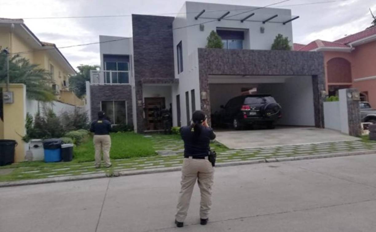 Las autoridades mencionan que José Alberto Cortés Puerto y su esposa Karen Dariela Amaya Gómez, son sindicados del lavado de activos de cerca de 87 millones de lempiras, en movimientos bancarios personales y de una sociedad mercantil de fachada.