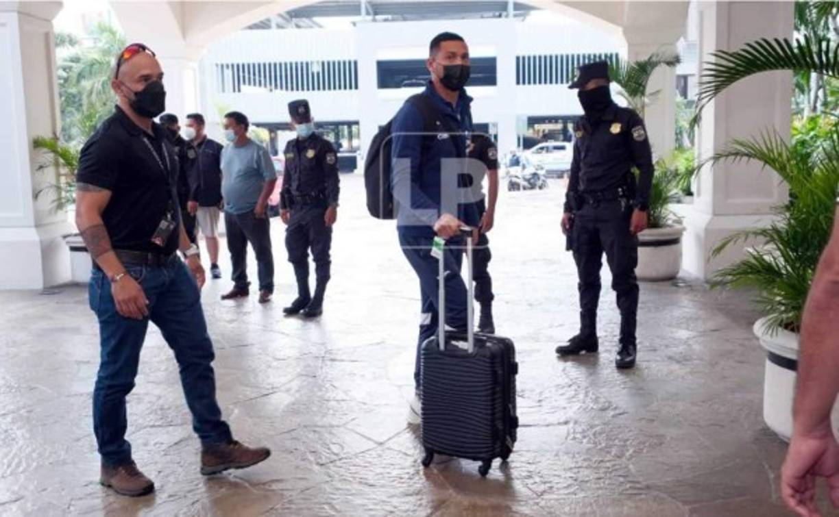 El portero Marlon Licona entrando al hotel de la Selección en San Salvador.