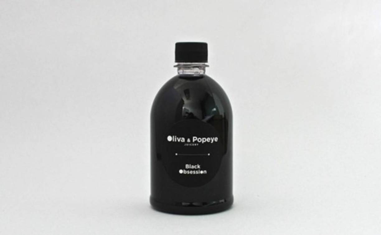 Black Obsession-Oliva&Popeye: Este jugo con limón, sal del Himalaya y carbón 100% natural, es extraído de cáscaras de nuez, madera y coco, perfecto para purificar el organismo e idealmente para beber entre el desayuno y la comida.