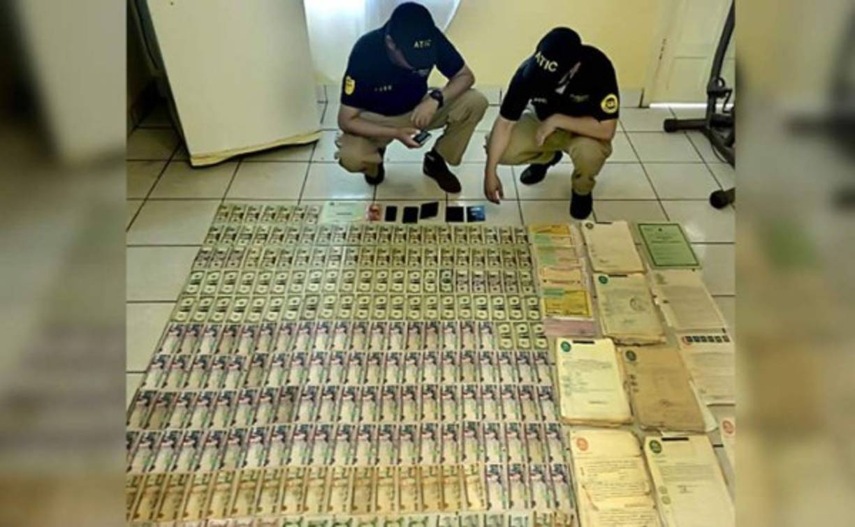 La operación Perseo en su tercer día dejó en el país, además de los bienes incautados en Sabá, Colón, La Ceiba, San Pedro Sula y Francisco Morazán, el hallazgo de dinero en efectivo en lempiras y dólares ayer, que sumado a los depósitos a plazo fijo suman alrededor de un millón de lempiras, informó la Agencia Técnica de Investigación Criminal (Atic).