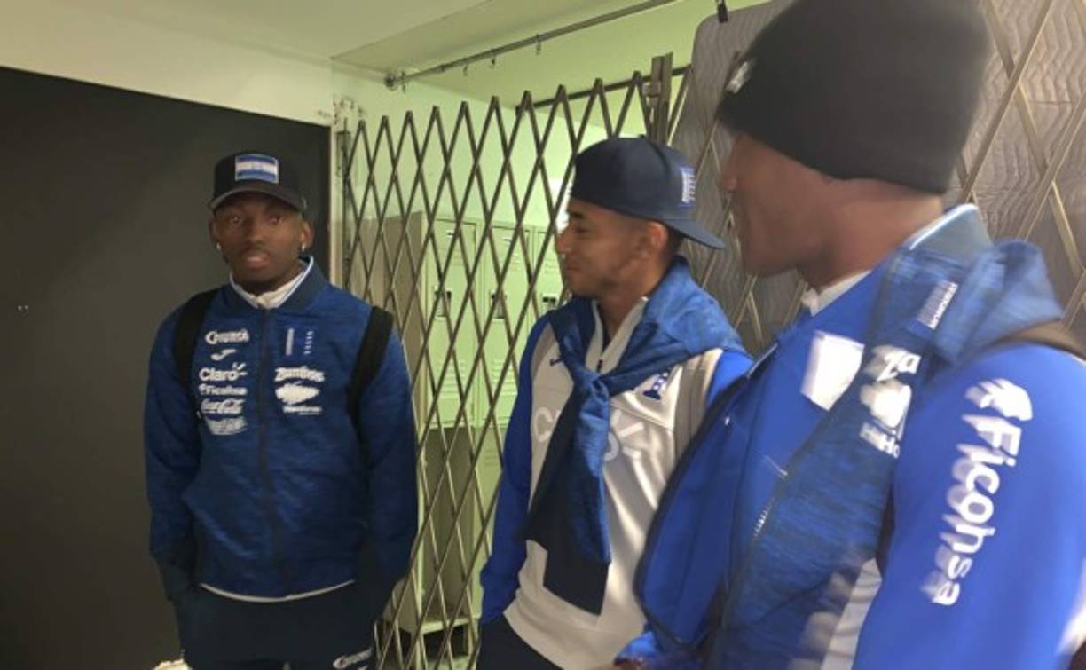 Alberth Elis, Anthony Lozano y Brayn Beckeles en el aeropuerto muy sonrientes.