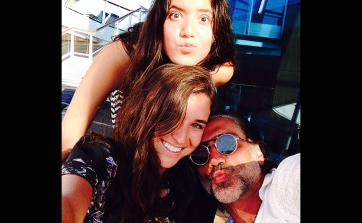 Alejandro Fernández junto a dos de sus hijas.