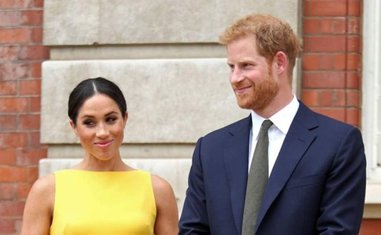 La duquesa de Sussex abandonó los tonos apagados para usar un vestido amarillo brillante para la recepción de Commonwealth en Londres este jueves.
