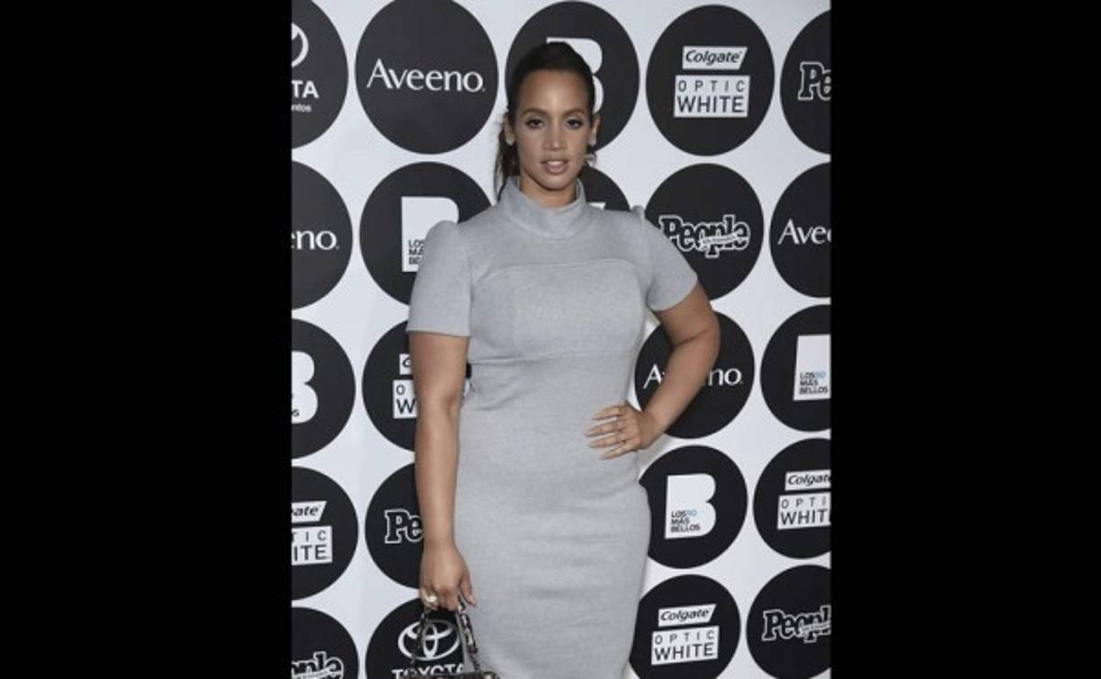 Sin palabras...Karen Hoyos en la alfombra de los '50 Más Bellos' de People en Español 2015.