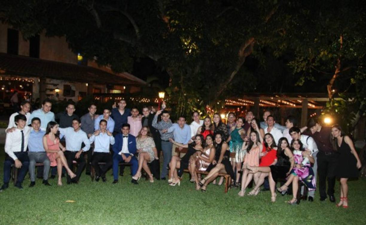 La clase 2017 de la escuela Serán celebra su cena de fraternidad para birndar porque en cinco meses estarán graduándose de la secundaria.