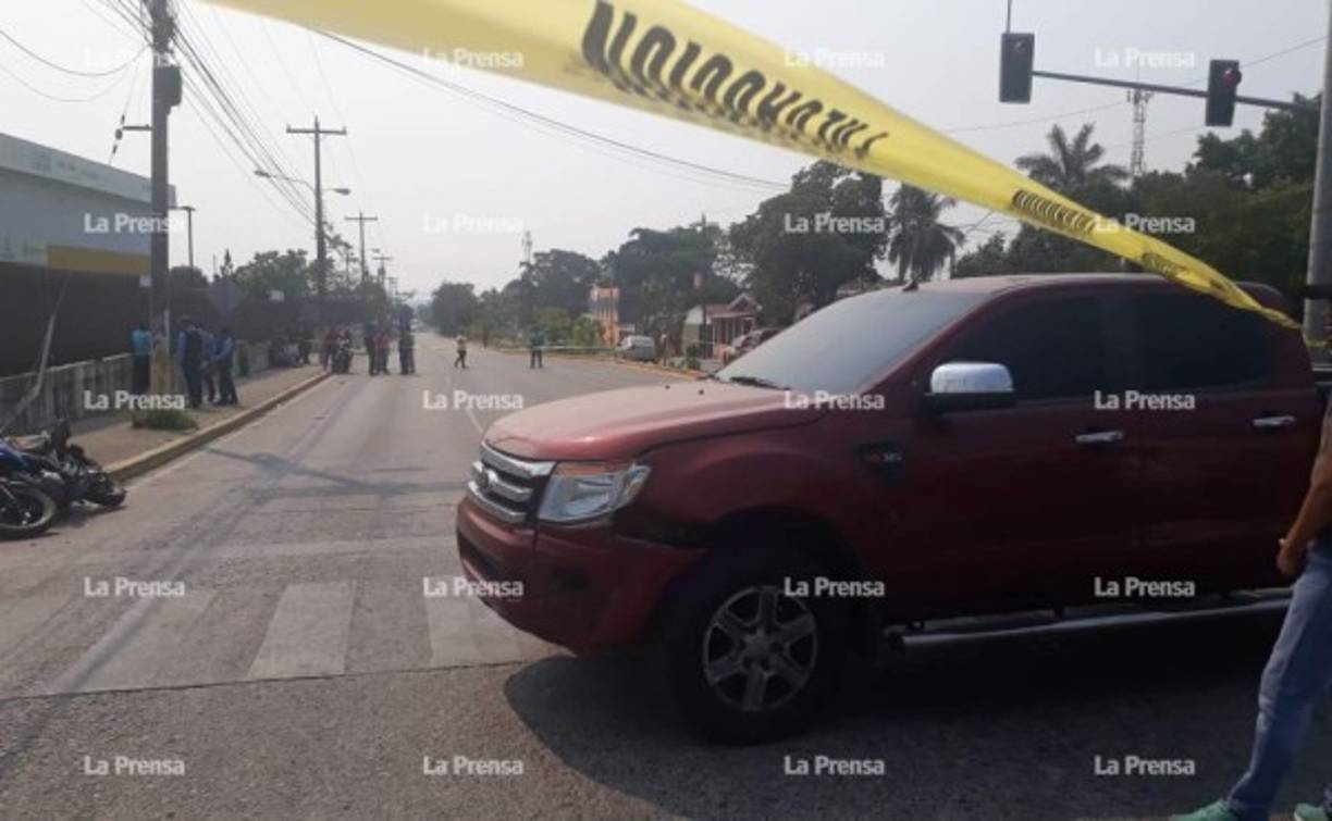 Le disparon en reiteradas ocasiones hasta quitarle la vida, quedadon su cuerpo en la vía pública y a un costado de su motocicleta.