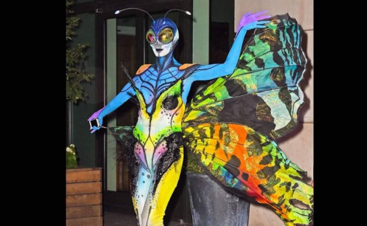 La noche de Halloween, la ciudad de Nueva York fue sorprendida por una gigante y hermosa mariposa.