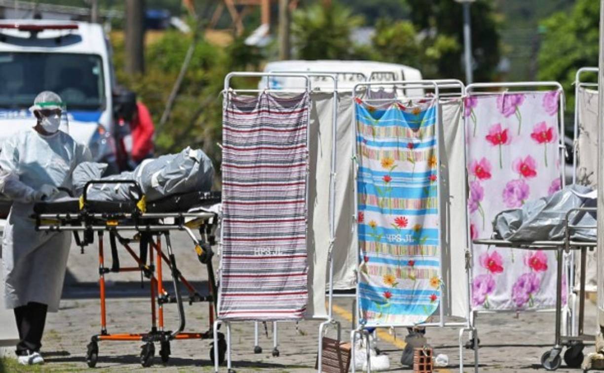 Según constató Efe, en tan solo una hora al menos cinco cadáveres fueron sacados de los frigoríficos instalados en las inmediaciones del Joao Lucio, uno de los tres hospitales que dependen del gobierno regional, para su transferencia al cementerio.