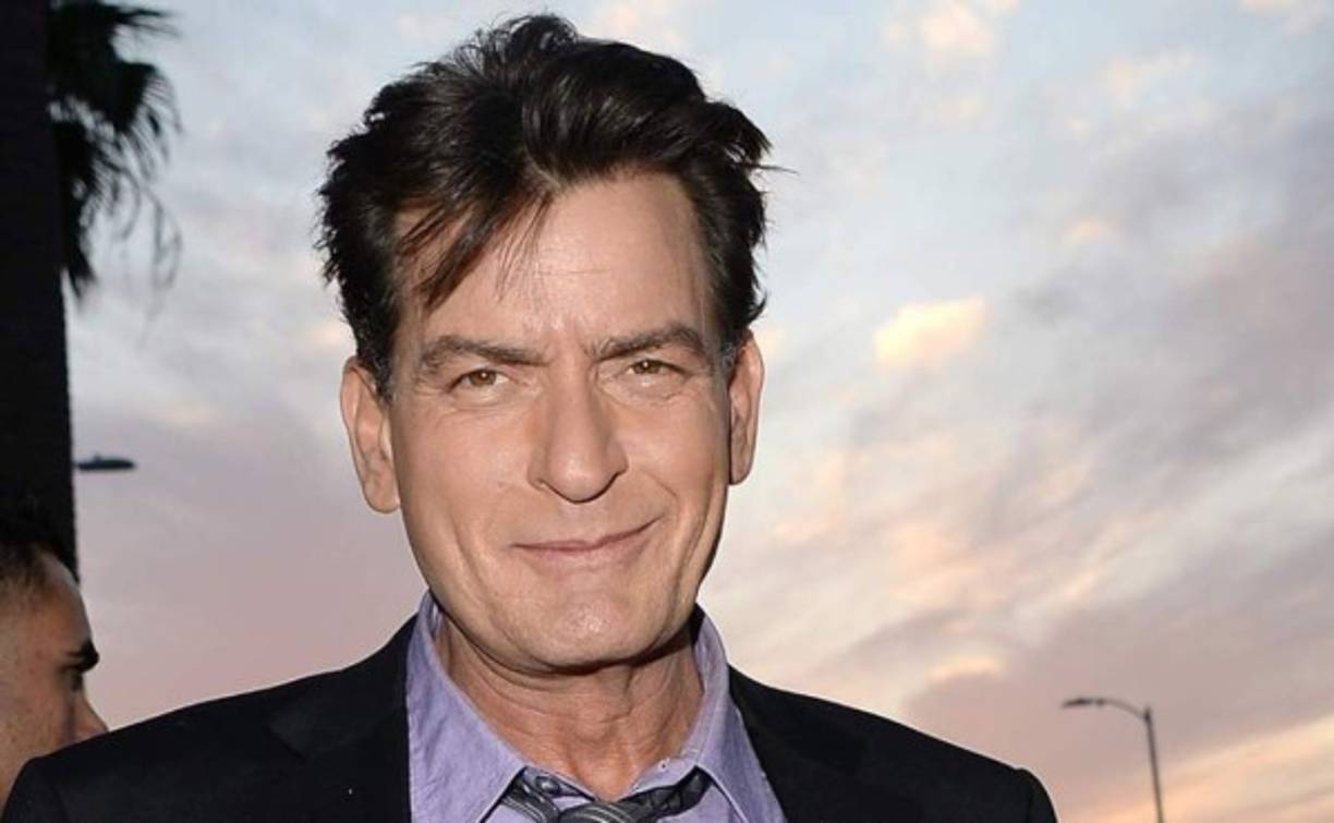 El alcohol, las drogas y los excesos han marcado la carrera del actor Charlie Sheen, en 2011, su adicción provocó que quedara fuera de “Two and a Half Men”, la serie que lo hizo famoso.