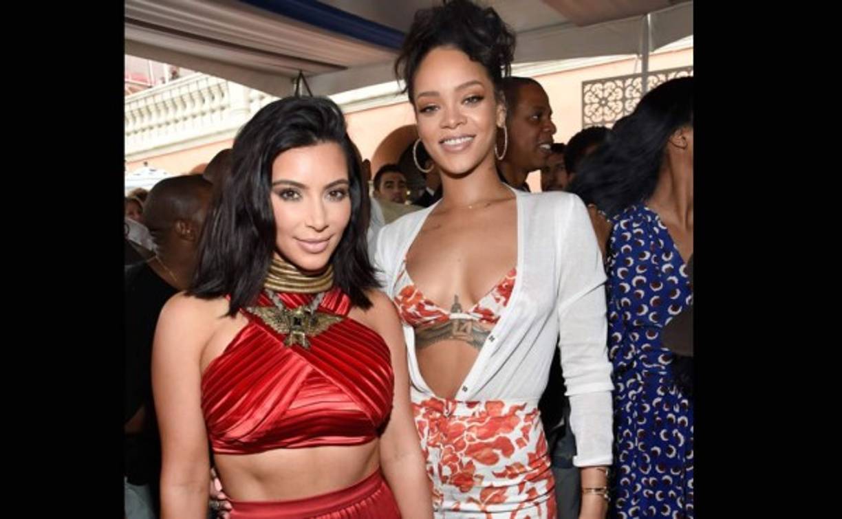 Kim no debió posar en esta foto junto a la escultural Rihanna. La comparación no la deja muy bien parada.