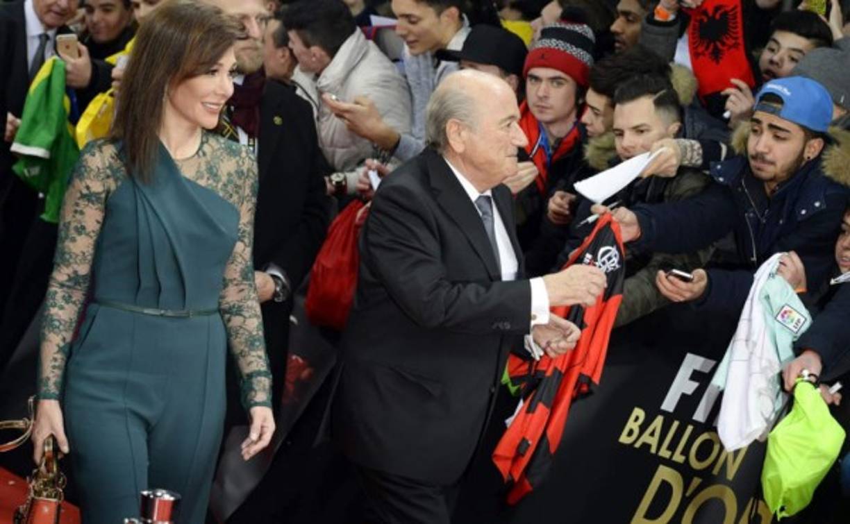 Todos sabían de esta última conquista de Sepp desde enero de 2014, cuando Blatter se presentó con ella en la gala de entrega del Balón de Oro y se sentó entre él y Pelé.