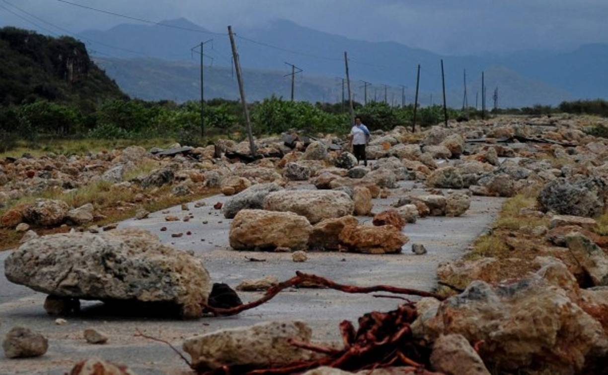 Este camino quedó tapizado de rocas en la provincia de Guantánamo, Cuba.