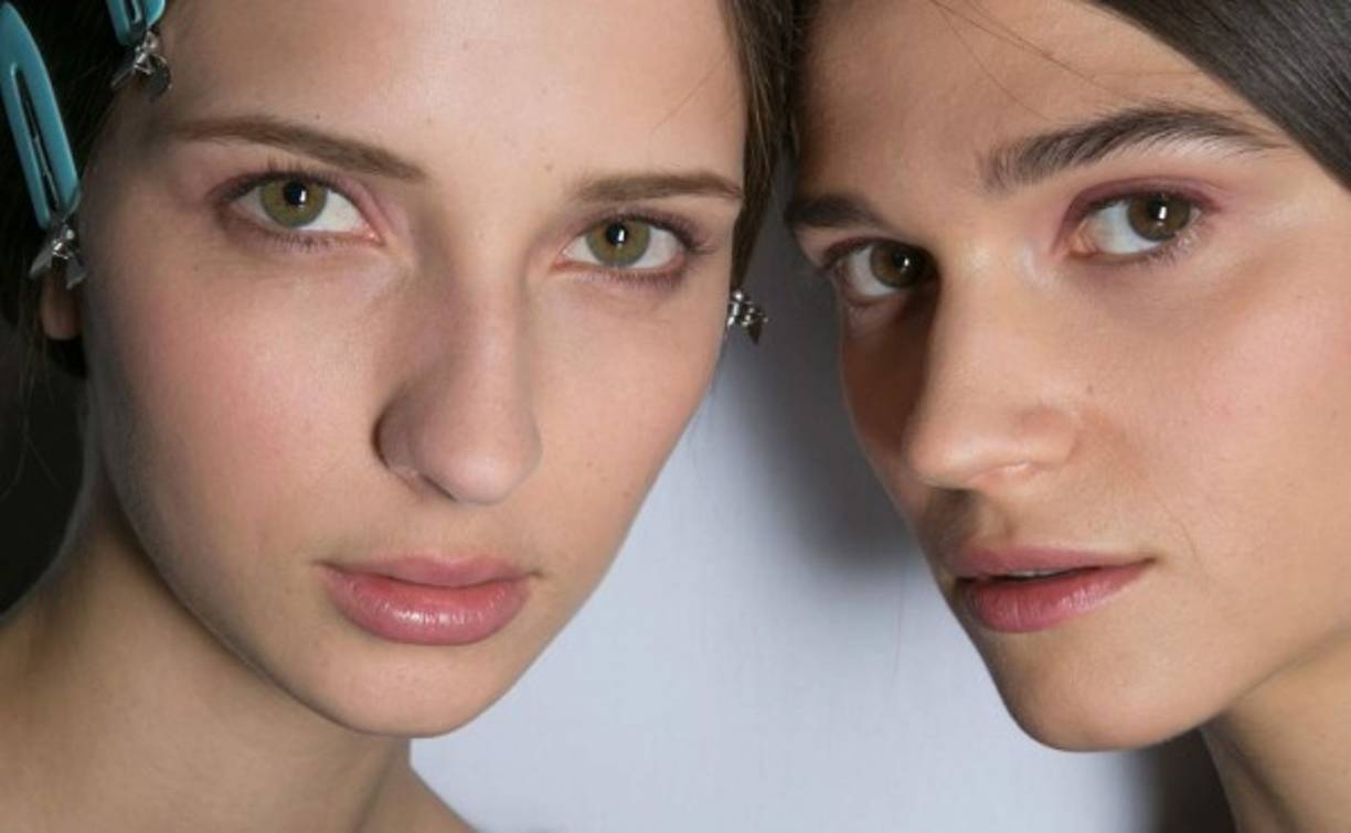 Los excesos están vetados en los primeros meses de este año. Esta tendencia parece sencilla pero exige un cutis bien cuidado, y el manejo de las BB Cream para darle un efecto más natural al maquillaje.