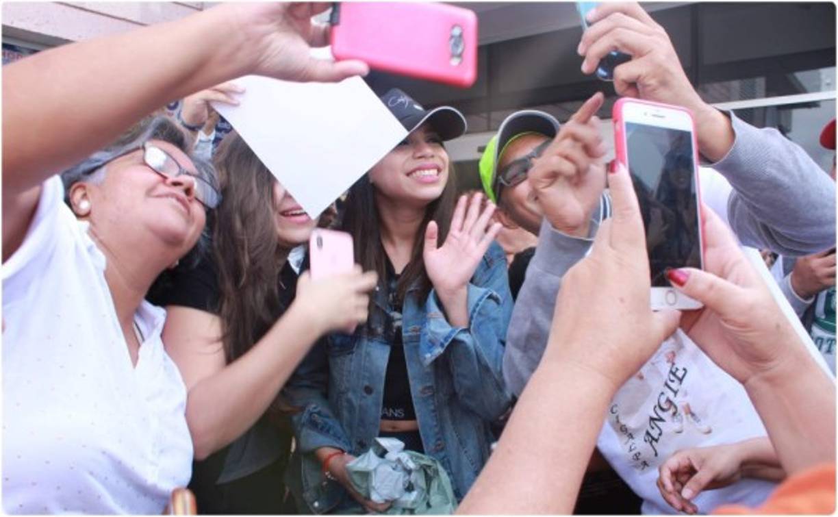 La hondureña Angie Flores llegó a Tegucigalpa este sábado y causó alboroto entre los fans que la esperaban en el aeropuerto Toncontín.<br/><br/>Fotos: Instagram/Azteca Honduras