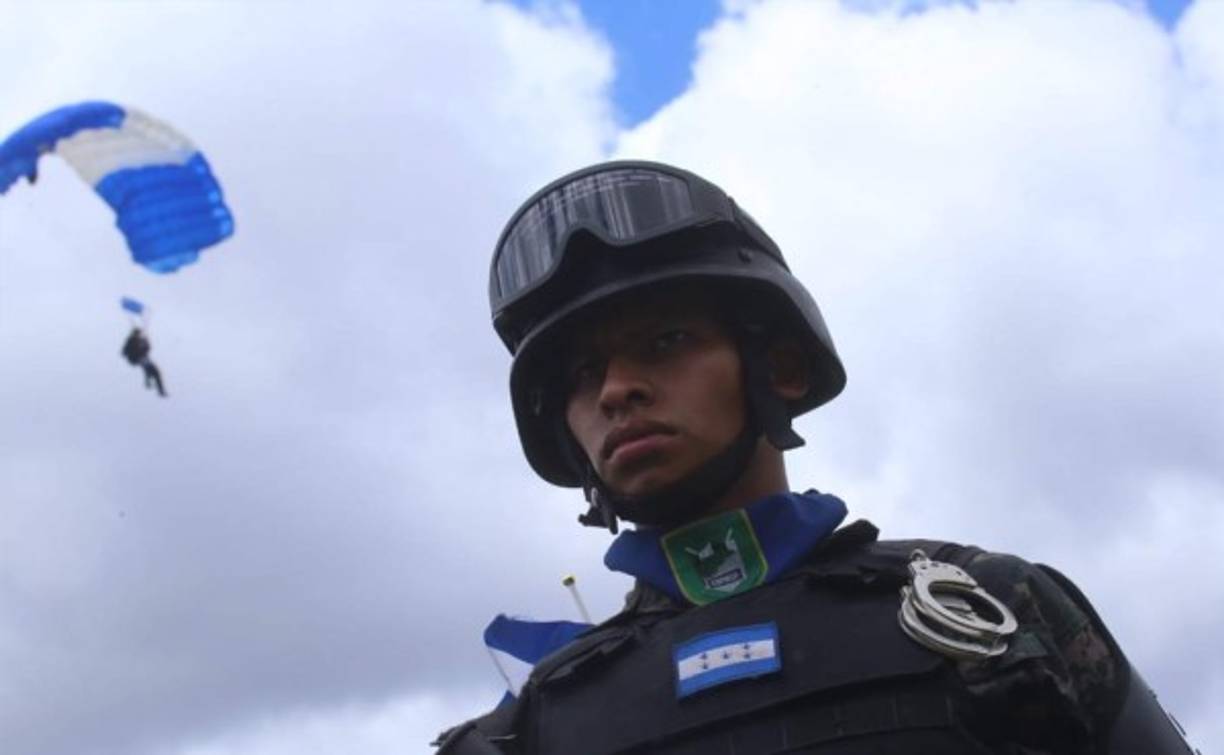 Cientos de elementos de las Fuerzas Armadas resguardaron el estadio durante el evento y esperaron con nerviosismo el aterrizaje de los paracaidistas.