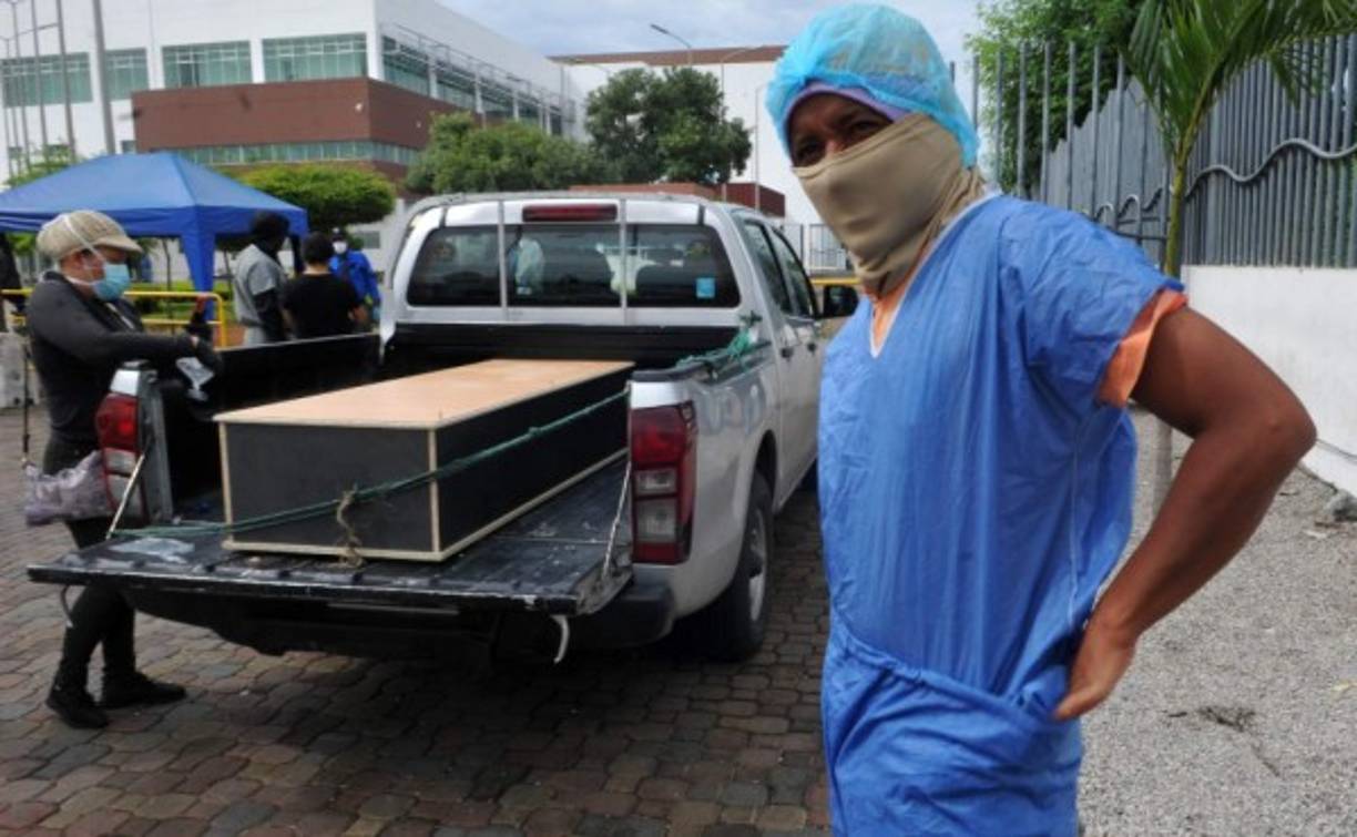 - Más cuerpos extraviados -<br/><br/>El caos hospitalario y funerario por la pandemia, agravado por el toque de queda que impusieron autoridades para detener la propagación, llevó a que muchos cuerpos pasaran días en las viviendas antes de ser retirados.