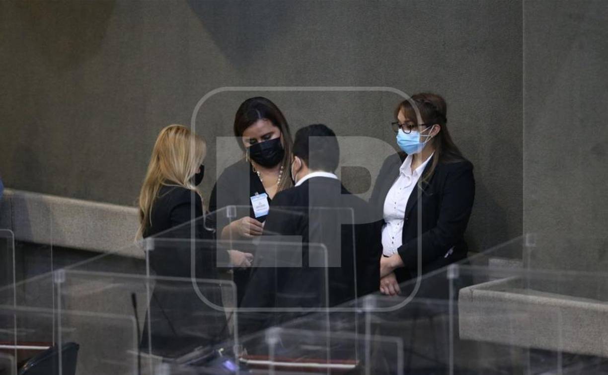 Los parlamentarios alistándose para la primera legislatura. 