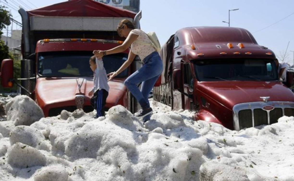 Algunos vehículos quedaron apilados unos sobre otros o sepultados bajo el hielo.