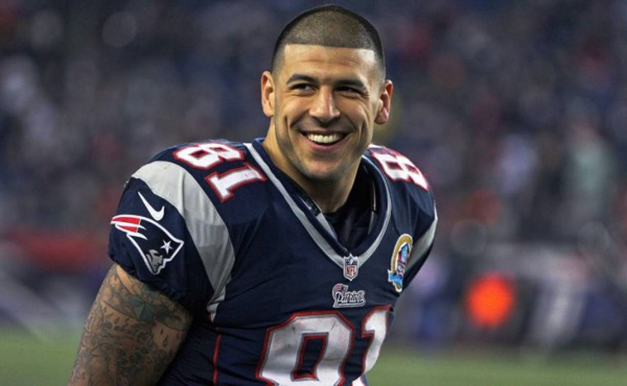 AARON HERNÁNDEZ. Fue acusado del asesinato de Odin Lloyd, amigo suyo y jugador de fútbol americano semiprofesional. El jugador de New England Patriots fue sentenciado a cadena perpetua.