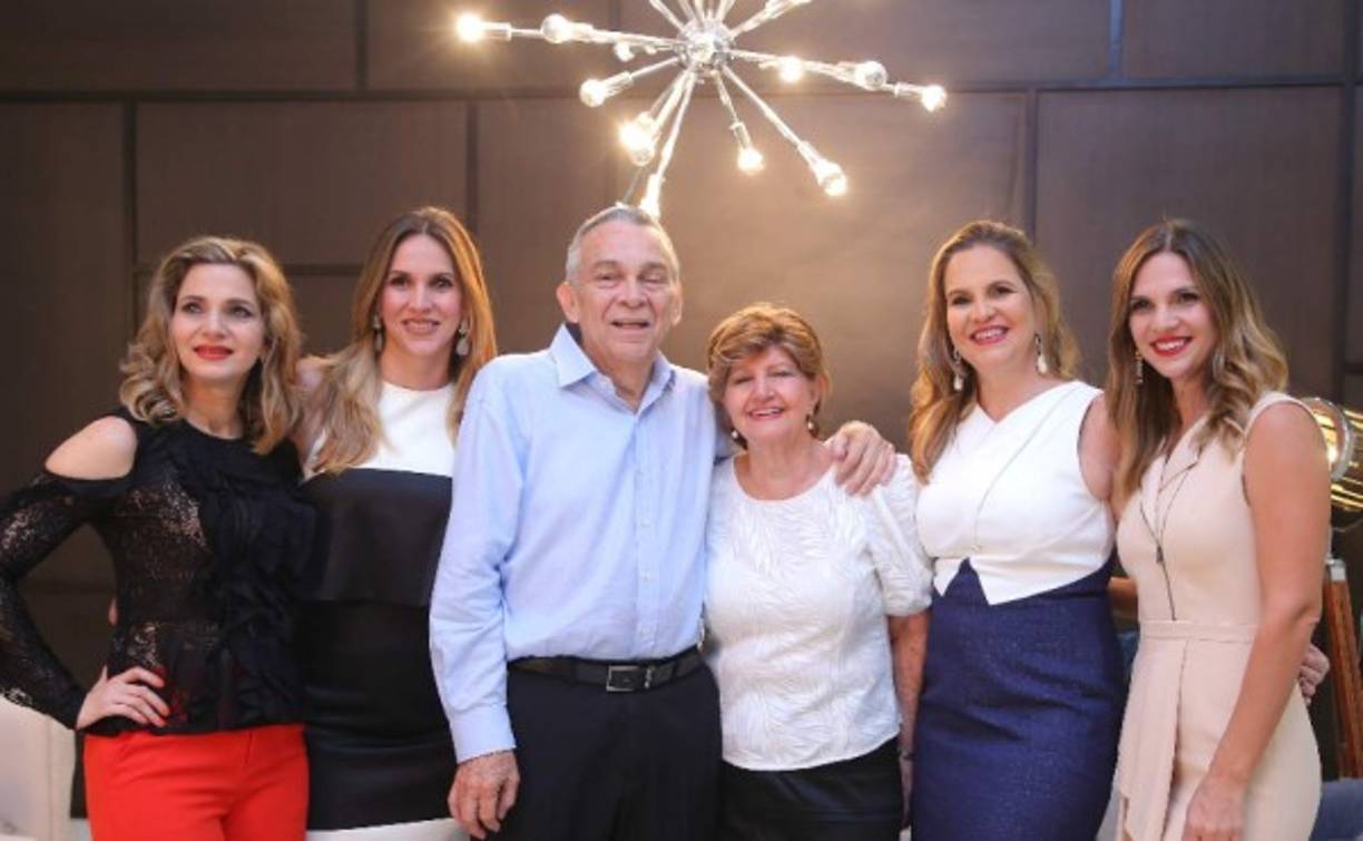 Karla Ayala, Carmen Racciatti, Héctor y Magdalena Barletta, AnaCeci Crespo y Alejandra Pitsikalis.