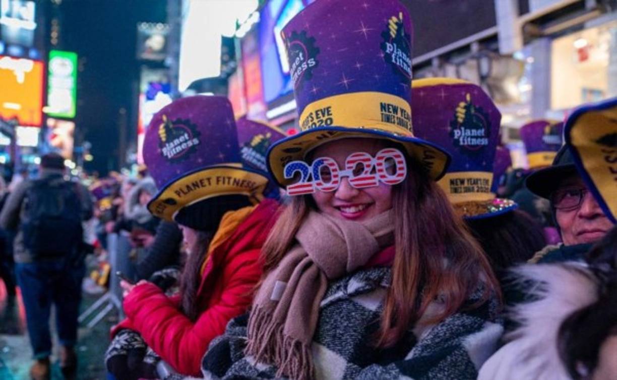 Más de un millón de personas se congregan en la transcurrida plaza de Times Square cada año para ver de primera mano la famosa caída de la bola durante el Año Nuevo. Crédito: David Dee Delgado.