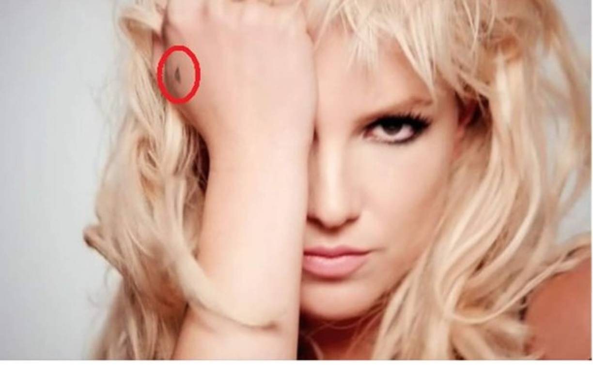 Según estas web cantante como Brithey Spear, la jóvenes han sido controladas mentalmente y programadas con los métodos de la operación Monarca