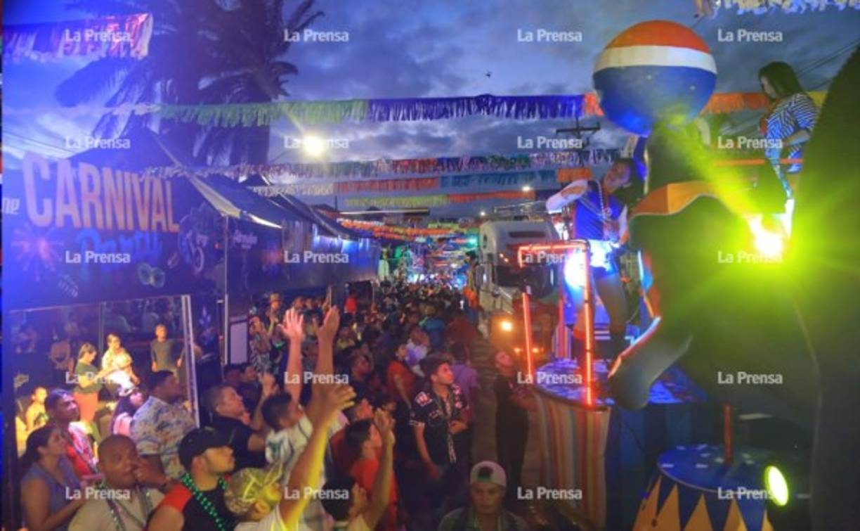 A las 8:00 pm de ayer sábado arrancó el esperado Gran Carnaval Internacional en la Feria Isidra de La Ceiba. Foto: Melvin Cubas.