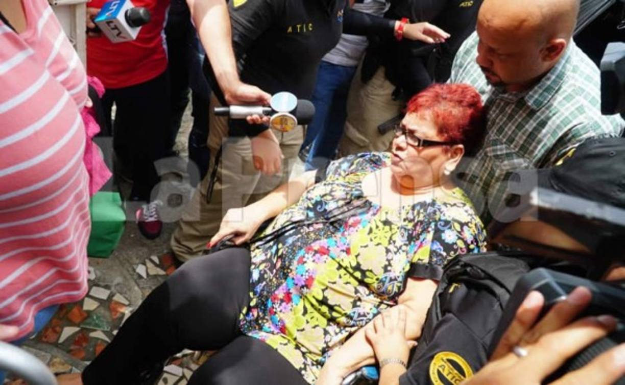 La exjefa de Control de Ingresos de la Municipalidad de San Pedro Sula Ada Esperanza Muñoz fue capturada este viernes después de engañara a las autoridades penitenciarias.