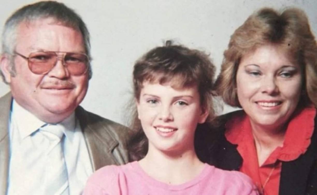 Una noche, cuando ella tenía 15 años, su padre alcohólico comenzó a amenazarlas con un arma. Sin embargo, su madre también estaba armada y finalmente le disparó, matándolo en la escena. <br/><br/>La madre de Charlize nunca fue acusada en el incidente, ya que se consideró un acto de defensa propia.<br/><br/>“Sé lo que sucedió. Y sé que si mi hija estuviera en la misma situación, yo haría lo mismo ', dijo en una entrevista con ABC.<br/><br/>LEE MÁS: <a href='https://www.laprensa.hn/espectaculos/1342726-410/charlize-theron-tragedias-vida-madre-mato-padre-acoso-sexual' style='color:red;text-decoration:underline' target='_blank'>Charlize Theron recuerda las tragedias en su vida, su madre matando a su padre y el acoso sexual que sufrió</a>