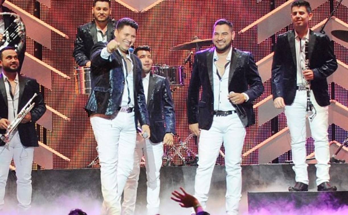 2. En los comienzos la Banda MS tocaba en las calles, entonando canciones de regional mexicano y cobrando 50 pesos (actualmente unos 24 lempiras) por canción.<br/><br/>Debido a que el grupo estaba conformado por 15 personas llegaban a entonar hasta 200 canciones, en sus mejores días.<br/>