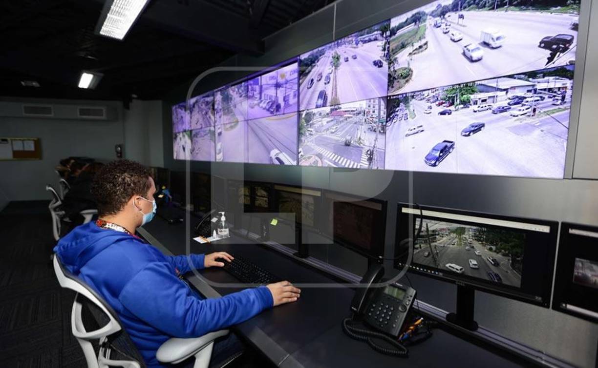 Como un apoyo a la Policía Nacional y contribuir a la tranquilidad de los sampedranos, el alcalde Roberto Contreras puso a disposición de las autoridades de Seguridad las 120 cámaras que operan en el Centro de Movilidad Urbana.