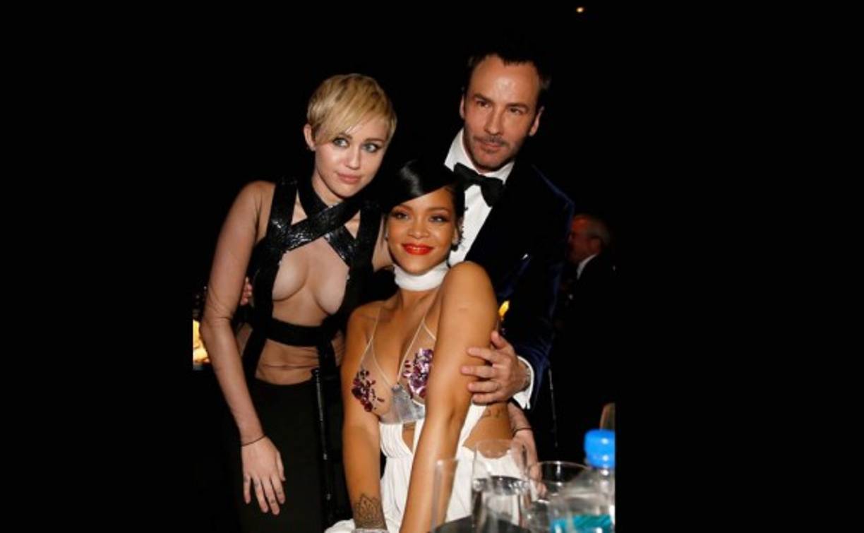 Rihanna y Miley Cyrus posan junto al diseñador Tom Cruise.