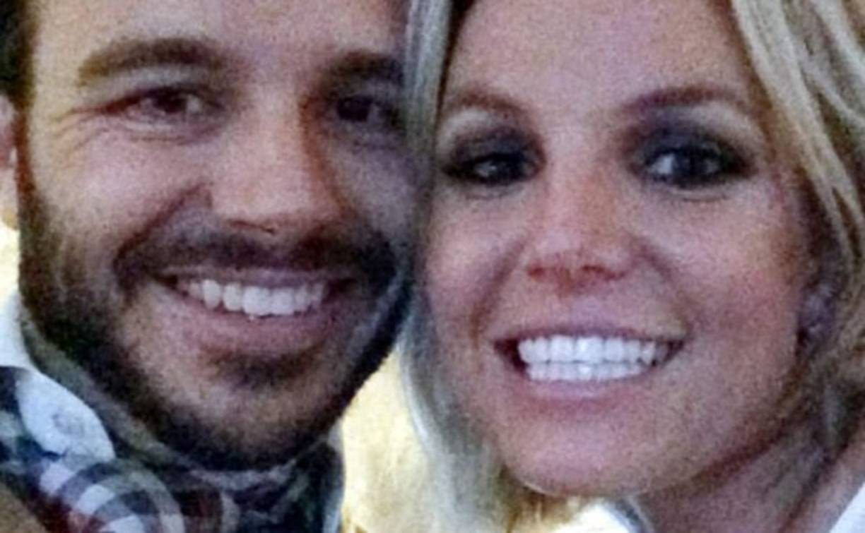 BRITNEY SPEARS Y CHARLIE EBERSOL. A principios de noviembre, la revista People confirmó que la cantante de 32 años está saliendo con el productor y escritor, de 31. Días más tarde, Britney publicó esta foto de ambos en su cuenta de Instagram. ¡Qué viva el amor!