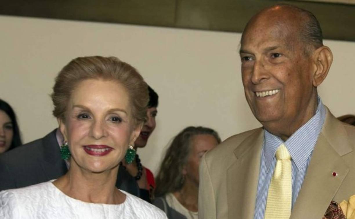 La diseñadora Carolina Herrera (i) posa con su colega dominicano Óscar de la Renta (d) en el David H. Koch Theater del Lincoln Center de Nueva York (EE.UU.). EFE