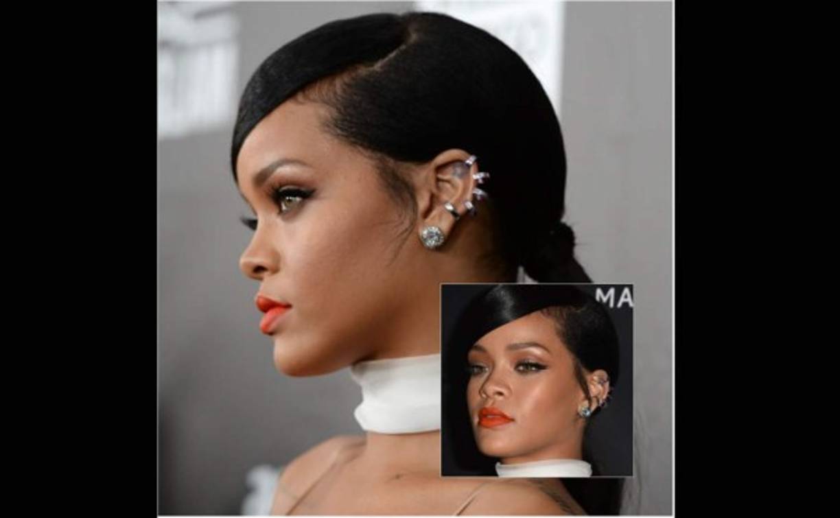 Rihanna. La de Barbados completó su look con medias por encima del muslo, sandalias metalizadas y labial naranja.