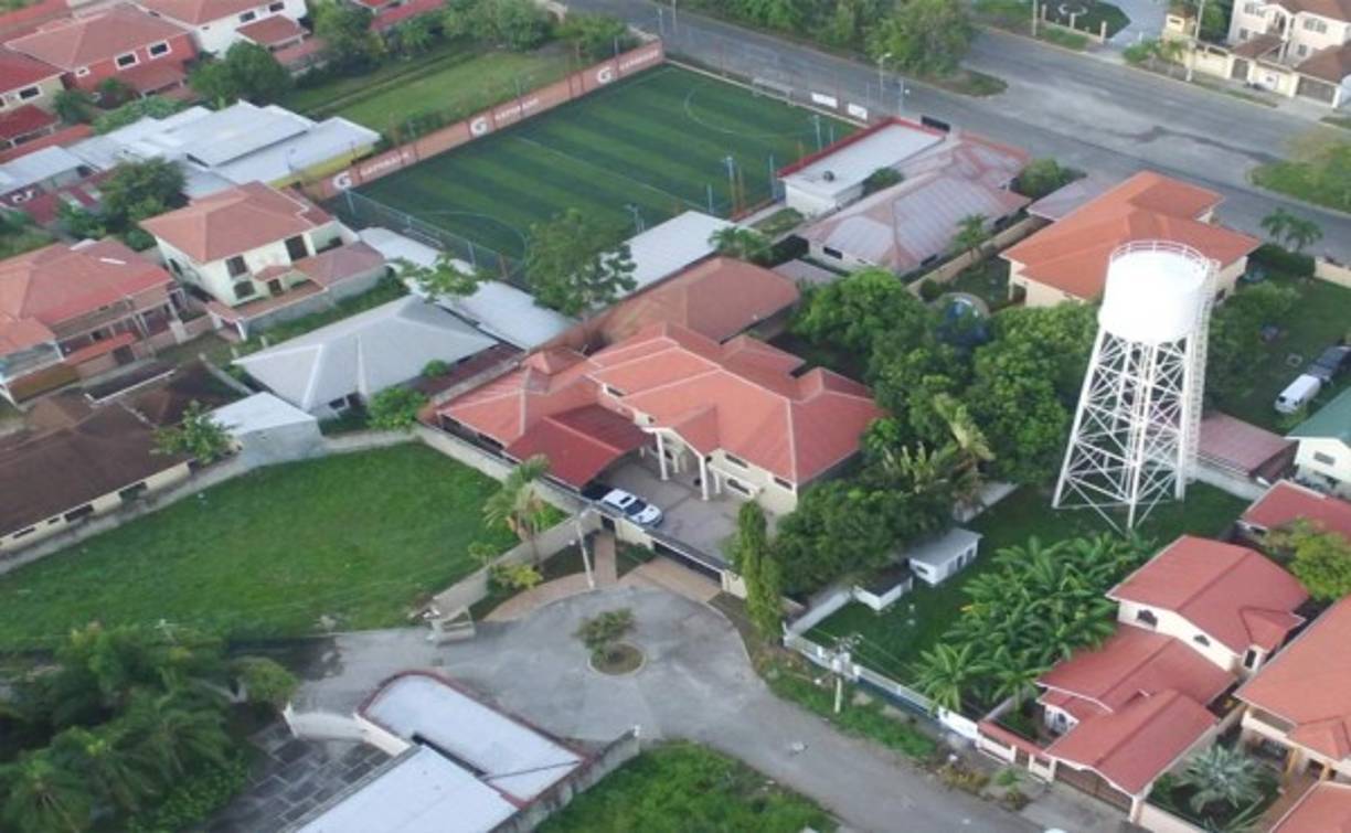 Los uniformados también llegaron hasta la colonia Jardines del Valle de San Pedro Sula, vista desde las alturas.