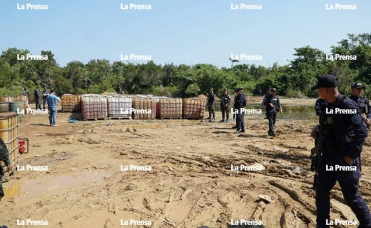 Agentes policiales junto con elementos de Fusina, Base Naval, Dirección Policial de Investigaciones (DPI) y la Fiscalía inspeccionaron los lugares en los que decomisaron tanques y barriles con combustible.