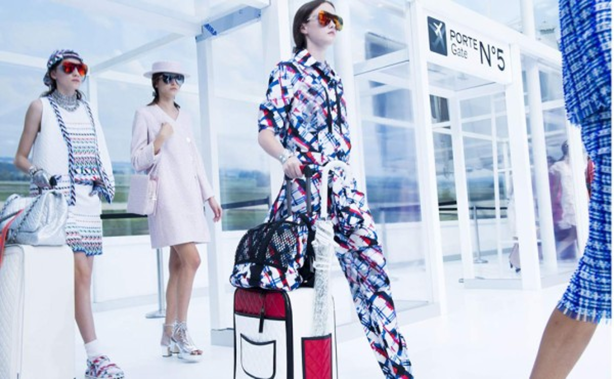 Aeromozas, pilotos y sofisticados trotamundos se reunieron en El Grand Palais de París para mostrar el desfile Primavera 2016 de Karl Lagerfeld para Chanel, el cual se basa en los viajes cómodos y chic.
