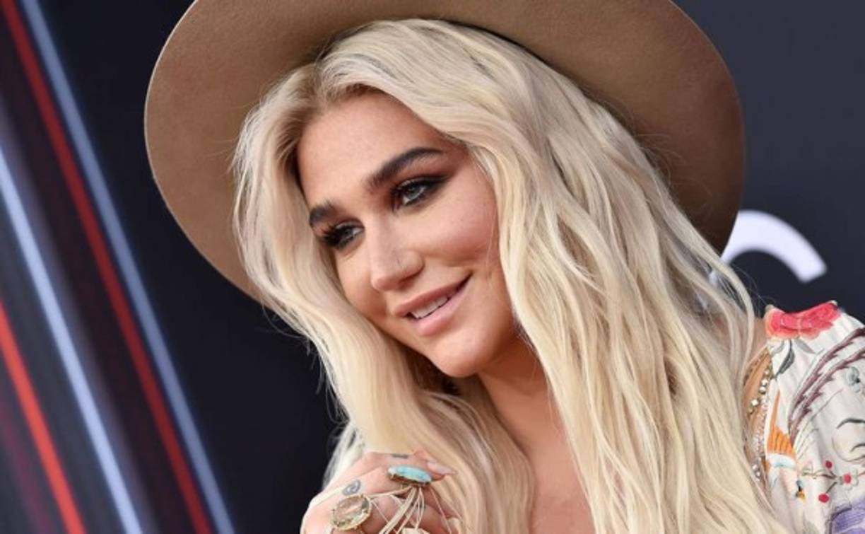 La cantante compartió una inusual foto en sus redes sociales con un maquillaje mucho más natural de lo habitual dejando ver como es en realidad.