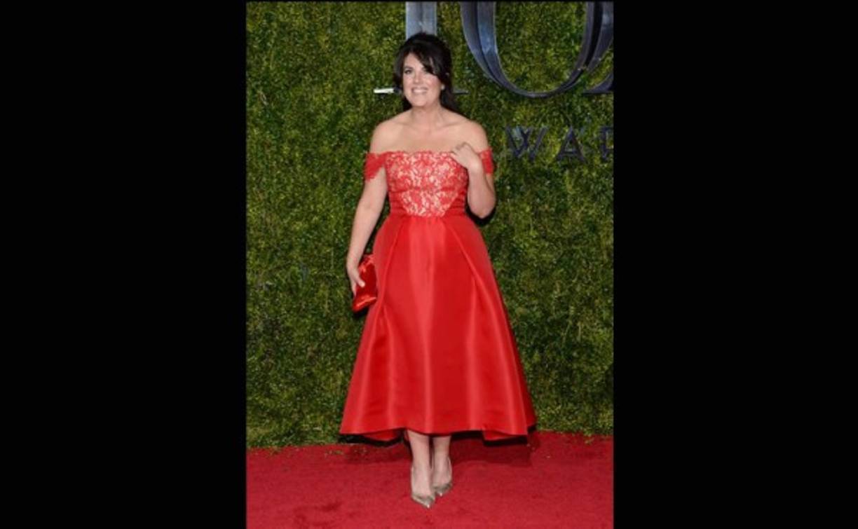 Mónica Lewinsky lució un vestido strapless rojo con detalle de encaje en el escote. y clutch a juego, que conjuntó con unos pumps dorados.