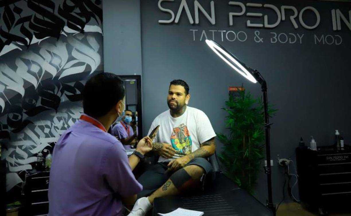 El joven rememoró que antes de trabajar en el parque industrial lo hizo para otra empresa en la zona, donde por sus políticas se realizó los primeros tatuajes a escondidas. Su pasión por el arte en la piel no cambió con el pasar del tiempo y cuando entró a la maquila entendió que lo mejor era comunicarlo y, de hecho fue así.