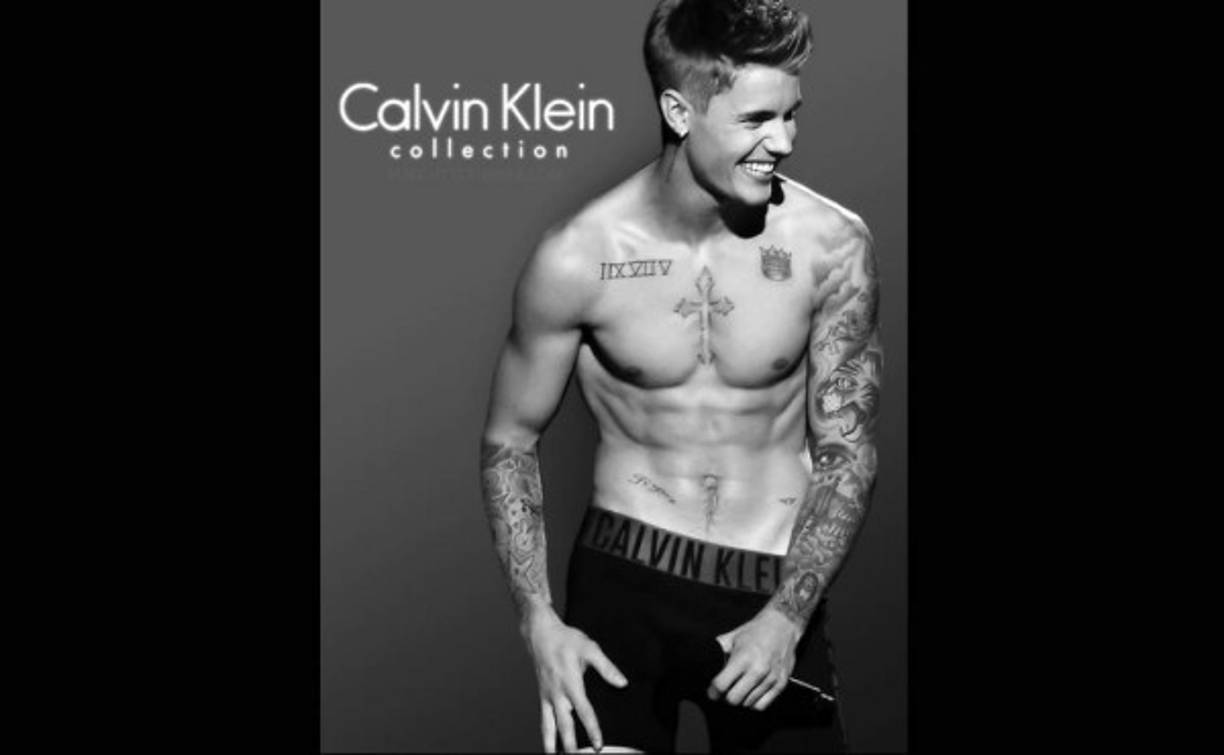 Con una alto componente de lenguaje sexual, aquellas imágenes simbolizaron su tránsito mediático de ídolos juveniles a una etapa de su carrera profesional con un perfil más adulto.