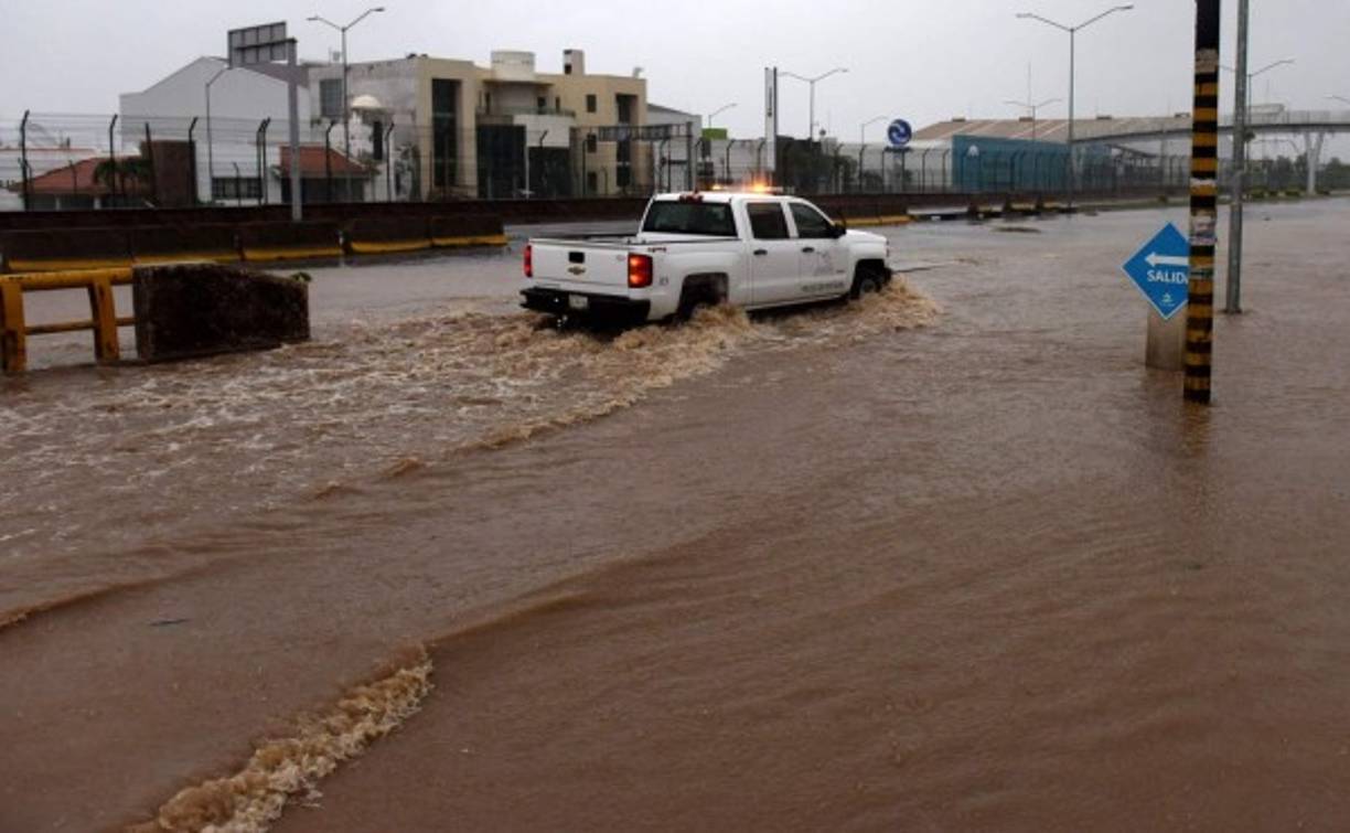Las calles fueron cubiertas por las grandes corrientes de agua. Los mexicanos tomaron las precauciones por ello no hubo daños mayores.