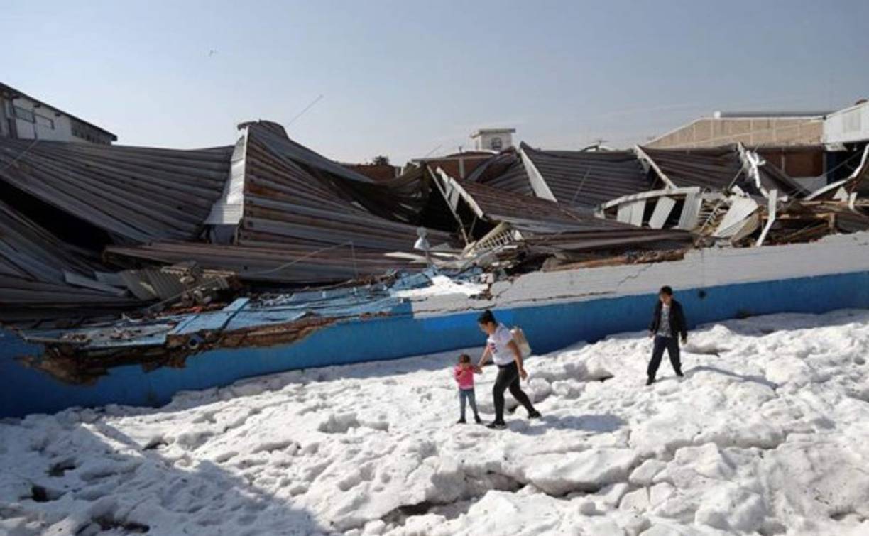 'Escenas que cuando menos yo jamás había visto en Guadalajara. Vean el granizo que parece una nevada, y luego nos preguntamos si en verdad el cambio climático existe. Estos son fenómenos naturales que no habíamos visto (...) Parece como si hubiera nevado. Es increíble', describió Enrique Alfaro, gobernador de Jalisco, el estado al que pertenece Guadalajara.<br/>
