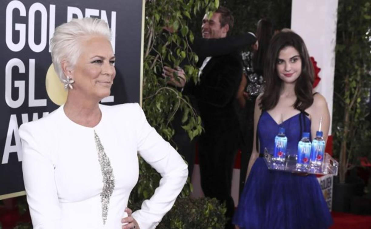 Una modelo encargada de entregar agua embotelladas en la alfombra roja de los Golden Globe 2019 se convirtió en una sensación después de que ella posara varias veces en el fondo de las fotos tomadas a las celebridades.